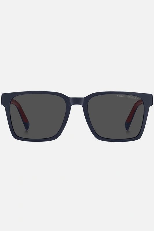 Occhiali da sole Tommy Hilfiger TH 2143/S 8RUIR, montatura blu con accenti rossi e lenti grigio scuro.