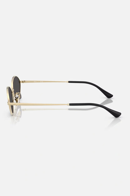 Occhiali da sole Ray-Ban RB3757 921387 Kai Bio-Based, montatura oro pallido con lenti grigio scuro.