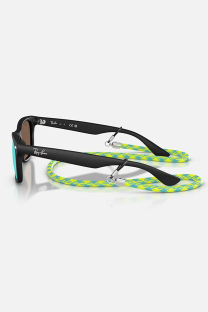 Occhiali da sole Ray-Ban RJ9052S 7028/55 Junior, montatura gommata nera con lenti verde chiaro specchiate blu.