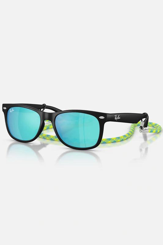 Occhiali da sole Ray-Ban RJ9052S 7028/55 Junior, montatura gommata nera con lenti verde chiaro specchiate blu.