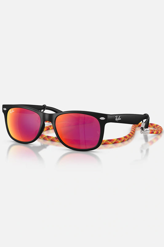 Occhiali da sole Ray-Ban RJ9052S 7028/6Q Junior, montatura nera opaca con lenti viola specchiate.