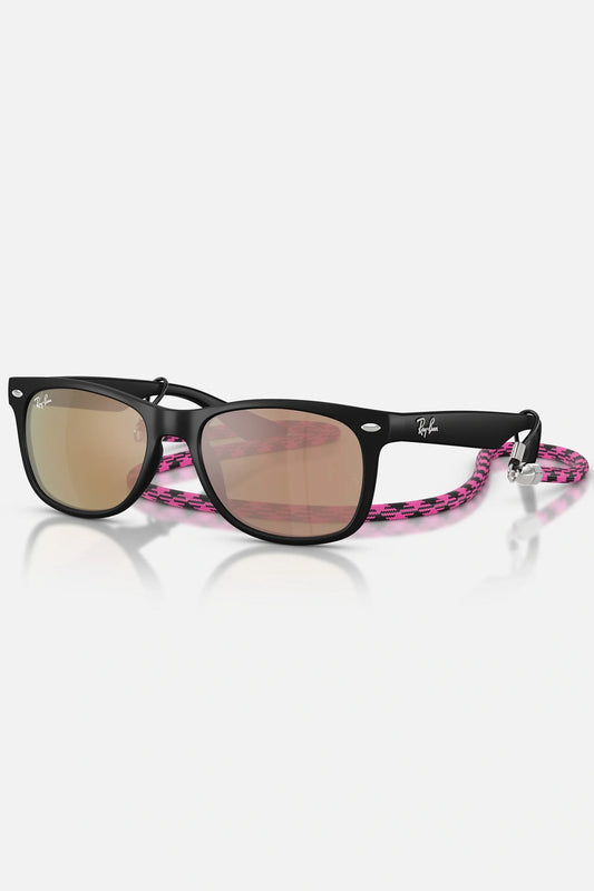 Occhiali da sole Ray-Ban RJ9052S 7028/7J Junior, montatura nero opaco su trasparente con lenti rosa specchiate.