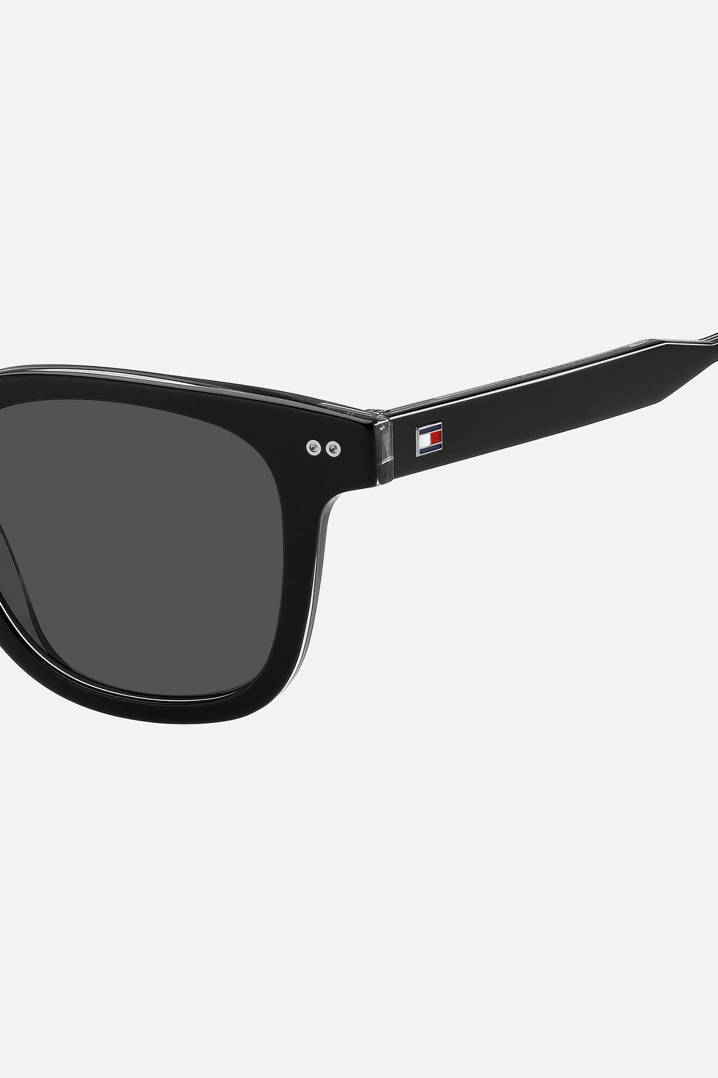 Occhiali da sole Tommy Hilfiger TH 2126/S 807IR, montatura nera con lenti grigio scuro.