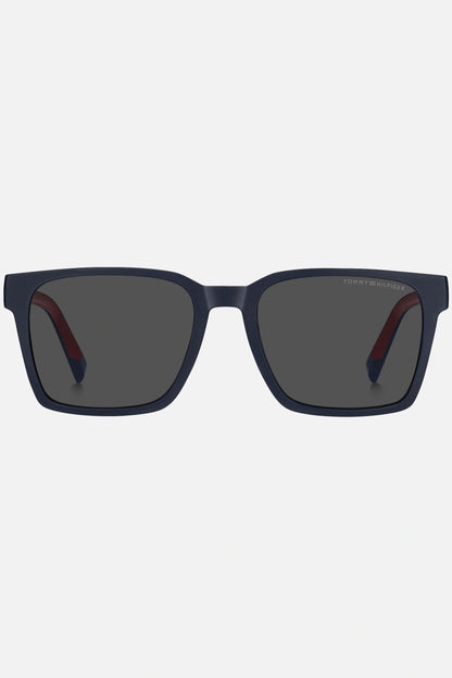 Occhiali da sole Tommy Hilfiger TH 2143/S 8RUIR, montatura blu con accenti rossi e lenti grigio scuro.