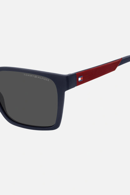 Occhiali da sole Tommy Hilfiger TH 2143/S 8RUIR, montatura blu con accenti rossi e lenti grigio scuro.