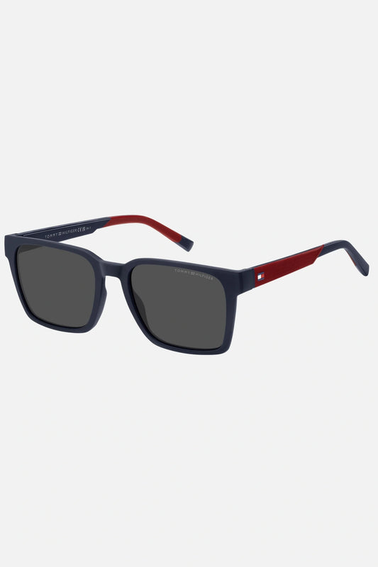 Occhiali da sole Tommy Hilfiger TH 2143/S 8RUIR, montatura blu con accenti rossi e lenti grigio scuro.