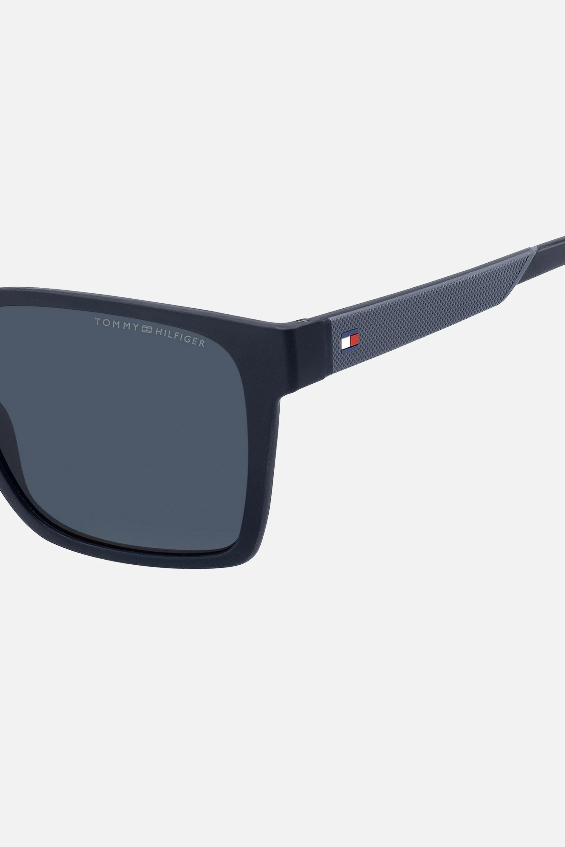 Occhiali da sole Tommy Hilfiger TH 2143/S PJPKU, montatura blu con lenti blu.
