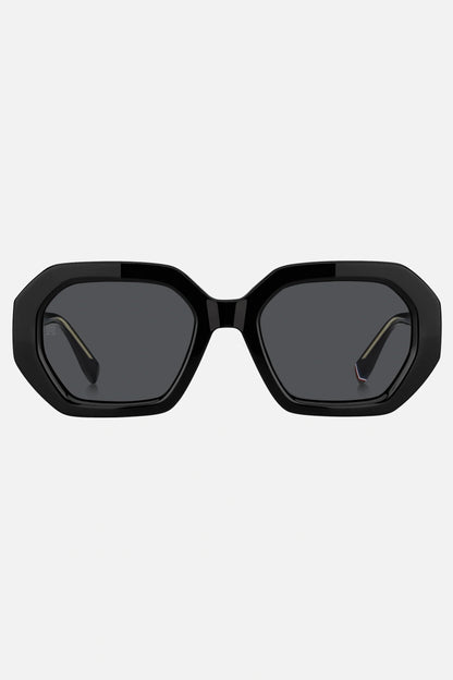 Occhiali da sole Tommy Hilfiger TH 2155/S 807IR, montatura nera lucida con lenti grigio scuro.