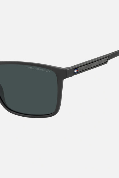 Occhiali da sole Tommy Hilfiger TH 2201/S KB7KU, montatura grigio scuro con lenti blu.